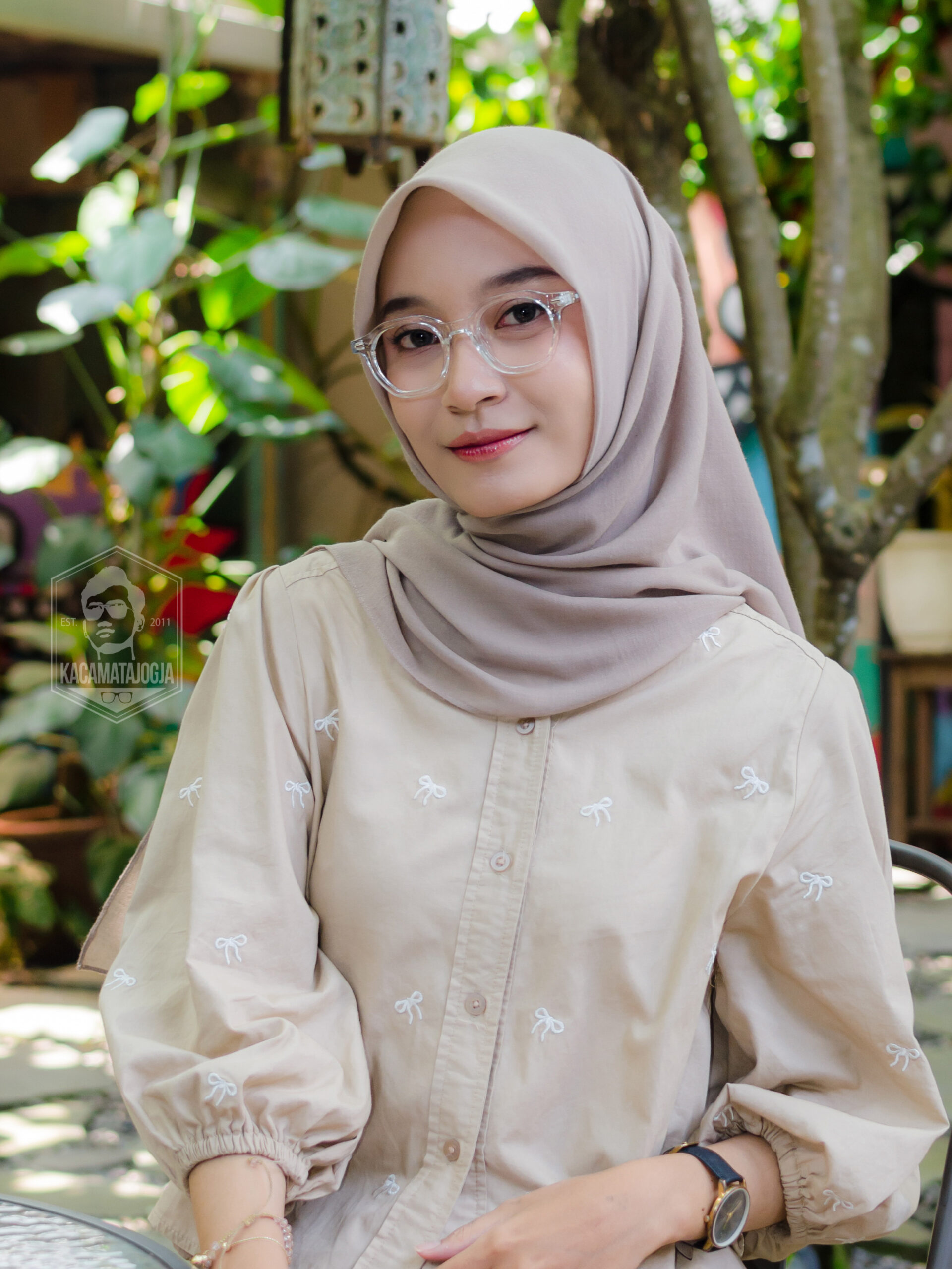 Frame oval dan kotak dipadukan dengan perlengkapan kuliah